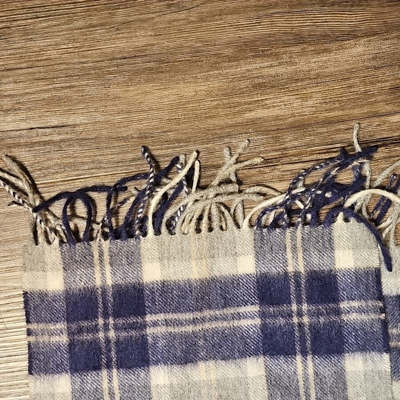 NWOT Edinburgh 100% Cashmere Plaid Fringe Scarf in Blue and Cream - Picture 6 of 6